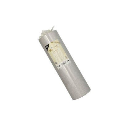 Un rouleau de PAPSTAR nappe en tissu semblable PV-Tissue Mix « ROYAL Collection » de la PAPSTAR GmbH est élégamment étiqueté avec des informations sur le produit. Le rouleau est debout devant un fond blanc simple et montre sa composition de haute qualité en mélange de pulpe-viscose-tissu.