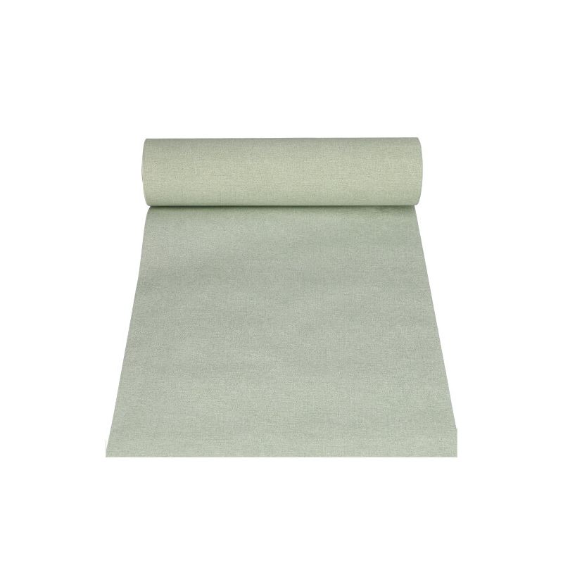 Sur un fond blanc se trouve une nappe déroulée en vert sauge de la collection ROYAL de la PAPSTAR GmbH avec une structure lisse. Le chemin de table est partiellement déroulé, mettant en valeur sa longueur et sa couleur de manière élégante.