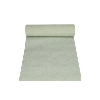 Sur un fond blanc se trouve une nappe déroulée en vert sauge de la collection ROYAL de la PAPSTAR GmbH avec une structure lisse. Le chemin de table est partiellement déroulé, mettant en valeur sa longueur et sa couleur de manière élégante.