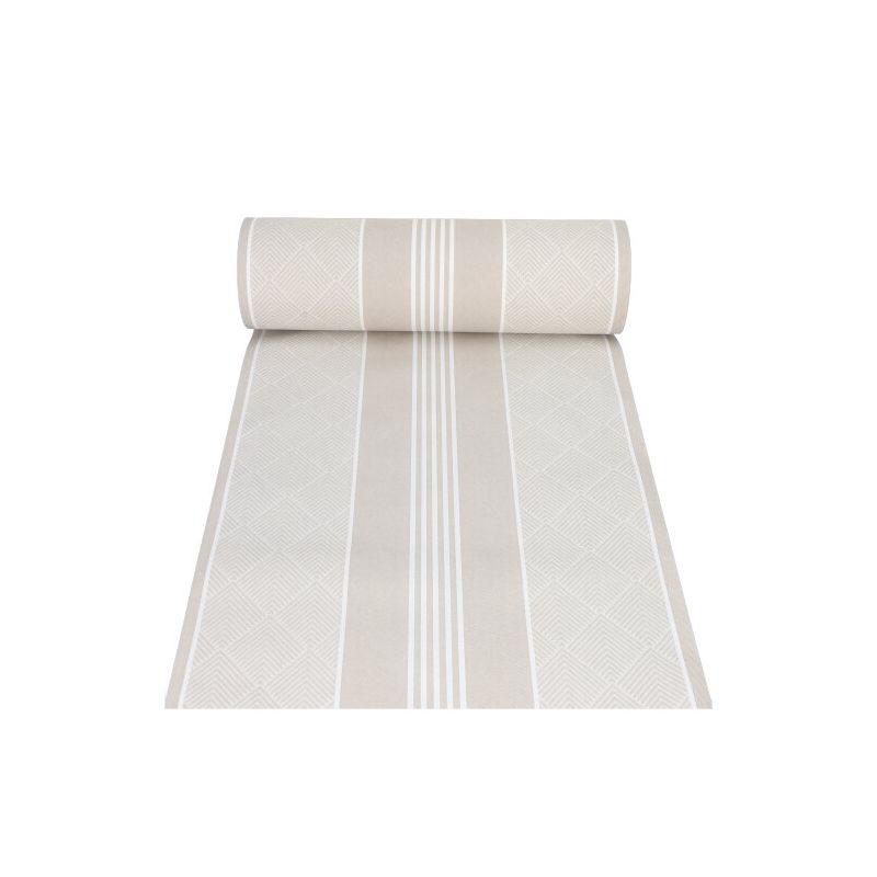 Un rouleau du chemin de table semblable à un tissu PV-Tissue Mix « ROYAL Collection » de la PAPSTAR GmbH en beige, orné d'un motif de rayures et de losanges géométriques, est partiellement déroulé, révélant ainsi son design élégant. Le matériau Pulp-Viskose-Tissue-Mix confère une touche raffinée au fond blanc simple.