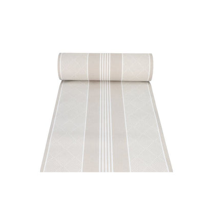 Un rouleau du chemin de table semblable à un tissu PV-Tissue Mix « ROYAL Collection » de la PAPSTAR GmbH en beige, orné d'un motif de rayures et de losanges géométriques, est partiellement déroulé, révélant ainsi son design élégant. Le matériau Pulp-Viskose-Tissue-Mix confère une touche raffinée au fond blanc simple.