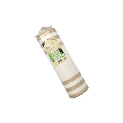 Un tapis de yoga enroulé avec des rayures blanches et beiges de la PAPSTAR chemin de table en tissu PV-Tissue Mix « ROYAL Collection » de PAPSTAR GmbH dispose d'une étiquette avec des détails et des symboles du produit, le tout conçu dans un mélange de pulpe et de viscose, se tenant verticalement sur un fond d'un blanc immaculé.