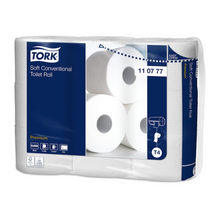 Die Verpackung des Tork 110777 weiches Kleinrollen Toilettenpapier Premium T4 2-lagig, das 54 Rollen enthält, ist elegant in Blau und Weiß gestaltet. Sie stellt die Marke TORK von Essity Professional Hygiene Germany GmbH prominent zur Schau und betont Merkmale wie Weichheit, „weiches Papier“ und Größe. Perfekt für alle, die bei ihrem Kleinrollen-Toilettenpapier Wert auf Qualität legen.