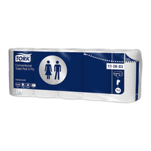 Un paquet de papier toilette Tork 110883 extra doux en petits rouleaux Advanced T4, 3 couches, est présenté dans un emballage bleu et blanc avec des symboles pour homme et femme pour indiquer son adéquation pour tous les utilisateurs. Ce paquet de TORK – Essity Professional Hygiene Germany GmbH offre un confort ultime avec ses rouleaux de papier toilette avancés.