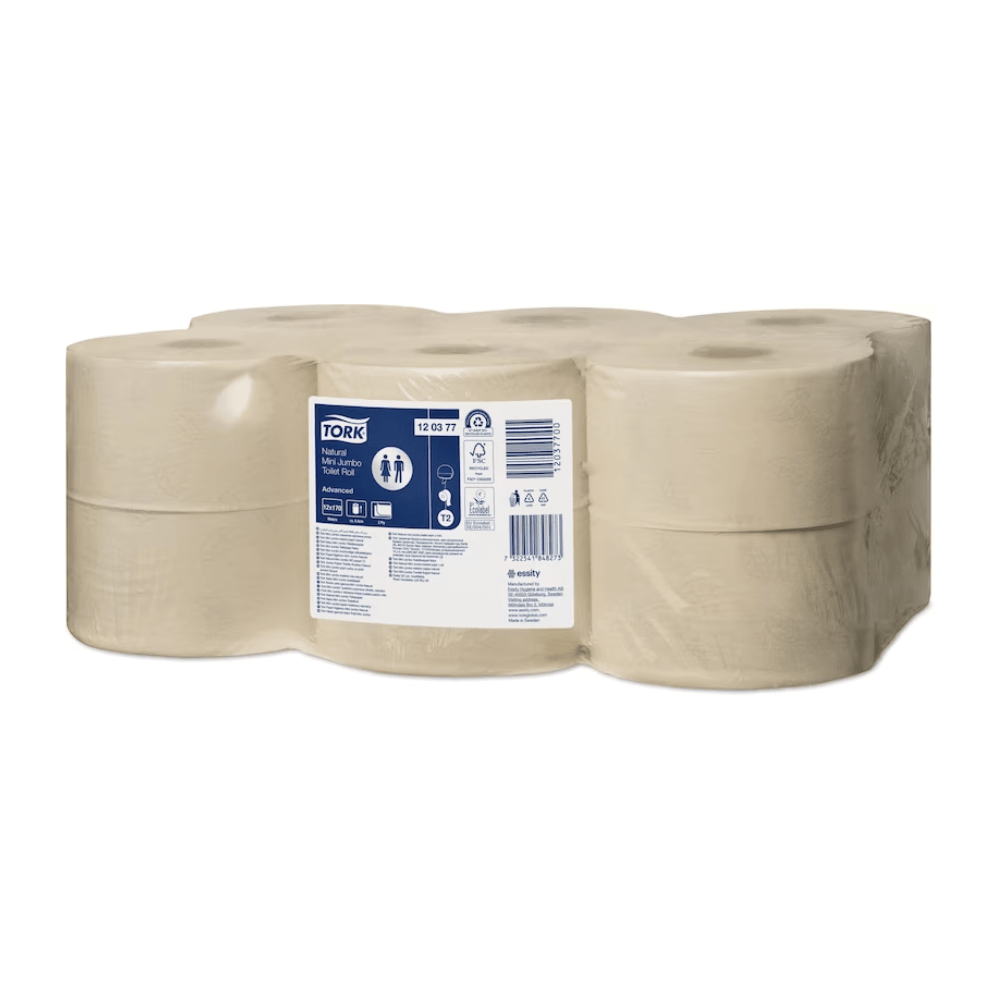 Une boîte contenant 12 rouleaux de papier toilette Tork 120377 Nature Mini Jumbo Advanced T2, emballée dans un plastique transparent et munie d'une étiquette bleu et blanc avec des symboles de produit, est composée de fibres recyclées. Faisant partie de la marque Essity Professional Hygiene Germany GmbH, ce papier toilette est compatible avec les distributeurs Tork et offre des solutions pratiques pour les toilettes.
