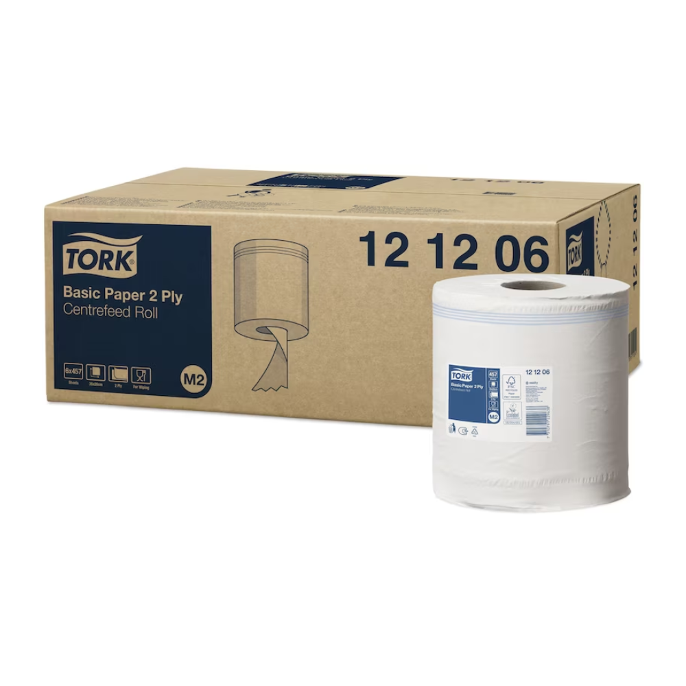 Un grand carton avec l'inscription « Tork 121206 Essuie-tout standard universel M2 2 couches | Carton (6 rouleaux) » de TORK – Essity Professional Hygiene Germany GmbH se trouve à côté d'un seul rouleau de papier blanc. L'emballage montre des détails sur le produit, présente une image d'un rouleau et met en avant le design à deux couches du M2 universel pour des besoins de nettoyage variés.