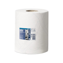 Un grand rouleau de chiffons en papier multifonctions Tork 130044 Premium M2 avec une inscription bleu-blanc avec texte et symboles est posé sur un fond blanc simple. Ce produit premium de TORK – Essity Professional Hygiene Germany GmbH est conçu pour les tâches de nettoyage et d'entretien et offre d'excellentes performances avec sa qualité QuickDry.