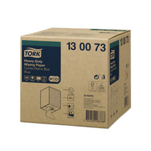 L'image montre une boîte bleue avec des essuie-tout multi-usages extra-forts Tork 130073 Premium W1 W2 W3, avec une capacité de 500 feuilles et divers symboles. Le produit est à 2 couches de qualité premium et porte la marque Essity.