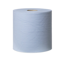 Un rouleau d'essuie-tout multi-usages extra-forts Tork 130073 en bleu clair est debout avec une surface texturée et un noyau en carton, symbolisant la qualité premium de TORK - Essity Professional Hygiene Germany GmbH pour une utilisation polyvalente.