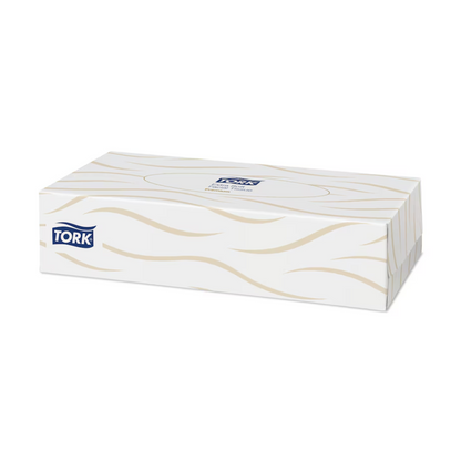 Une boîte rectangulaire avec des mouchoirs Tork présente un design de vagues élégant blanc-beige, sur lequel le logo Tork est clairement visible. Ces mouchoirs cosmétiques extra doux, proposés par TORK – Essity Professional Hygiene Germany GmbH dans le cadre de la collection Tork 140280, allient absorption et élégance.