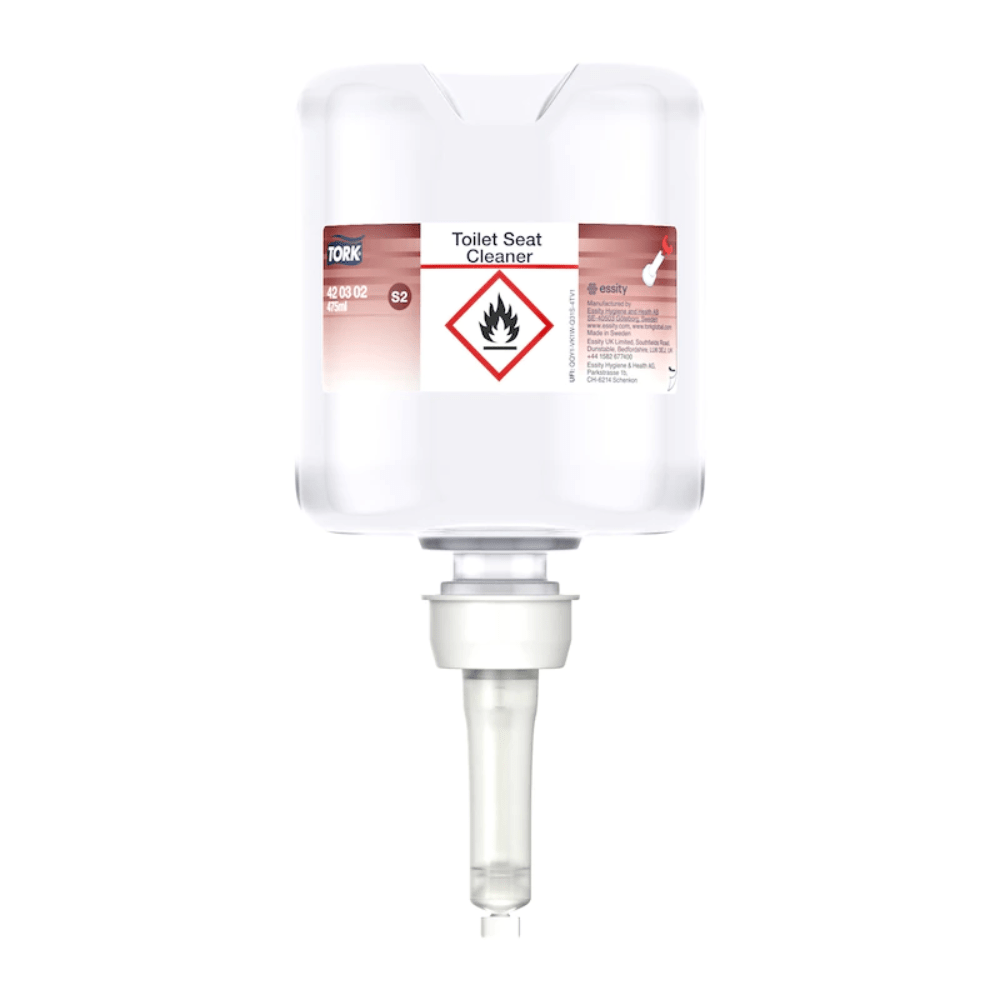 Le nettoyant pour sièges de toilettes Tork 420302 Premium, livré dans une boîte contenant huit bouteilles et fabriqué par TORK - Essity Professional Hygiene Germany GmbH, favorise l'hygiène en empêchant les contaminations croisées. La bouteille distributrice transparente contient un mode d'emploi et dispose d'une buse inférieure pour une utilisation facile. De plus, elle est marquée d'un symbole d'avertissement pour les substances inflammables pour des raisons de sécurité.