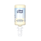 Un flacon transparent de savon liquide Tork 424501, au parfum doux et à la formule testée dermatologiquement, est placé à l'envers, la buse de dosage étant clairement visible en bas. Sur l'étiquette bleue et blanche, le nom de la marque « TORK » d'Essity Professional Hygiene Germany GmbH est clairement visible.