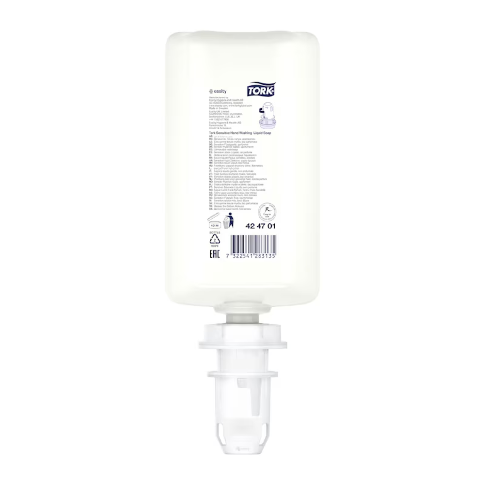 Une bouteille de recharge blanche de savon liquide sensible Tork 424701 de TORK - Essity Professional Hygiene Germany GmbH a un bec doseur transparent en bas. L'étiquette indique la formule respectueuse de la peau et contient des informations sur le produit ainsi qu'un code-barres.