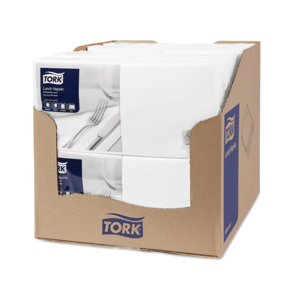 Un carton ouvert en haut est exposé, contenant plusieurs paquets de serviettes de table Tork 477149 blanches Advanced 1/4 pli 2 couches. Le logo Tork est clairement visible sur le carton ainsi que sur l'emballage des serviettes, soulignant leur design écologique.