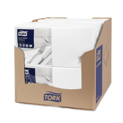 Un carton ouvert en haut est exposé, contenant plusieurs paquets de serviettes de table Tork 477149 blanches Advanced 1/4 pli 2 couches. Le logo Tork est clairement visible sur le carton ainsi que sur l'emballage des serviettes, soulignant leur design écologique.