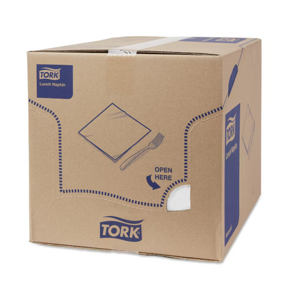 Un grand carton portant l'inscription « Tork 477149 serviettes de table blanches Advanced 1/4 pli 2 couches » affiche le logo de TORK – Essity Professional Hygiene Germany GmbH. L'emballage en bleu et blanc souligne l'écologie des serviettes de table à 2 couches et dispose d'une instruction « Ouvrir ici » ainsi qu'une ouverture perforée à l'avant.