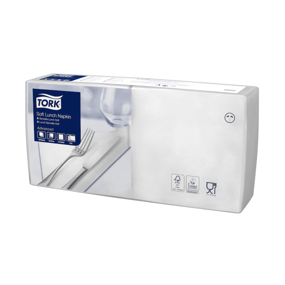 L'emballage des serviettes de table Tork 477414 Soft Lunch, blanches, Advanced, 3 couches | Carton (10 paquets) présente une serviette soigneusement pliée accompagnée de couverts et met en avant sa conception à trois couches. Les détails du produit mettent en avant la douceur « Advanced » ainsi que les certifications FSC et de sécurité alimentaire, et confirment que ces serviettes sont compostables industriellement.