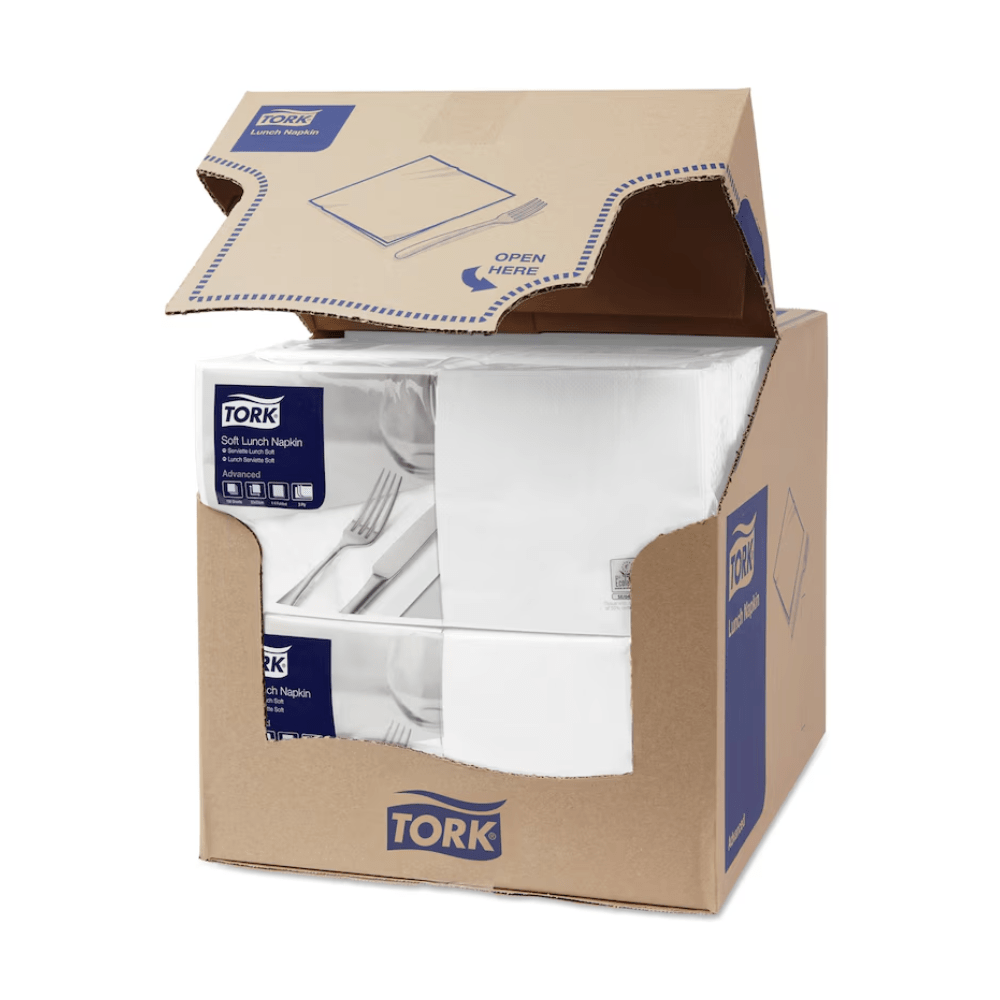 Une boîte de serviettes de table Tork 477414 Soft Lunch, blanches, Advanced, 3 couches, est partiellement ouverte et laisse apparaître quatre piles de serviettes blanches à trois couches, compostables industriellement. Le carton arbore le logo bleu et blanc de TORK – Essity Professional Hygiene Germany GmbH, ainsi que des informations sur le produit et une instruction claire « Ouvrir ici » sur le rabat supérieur.