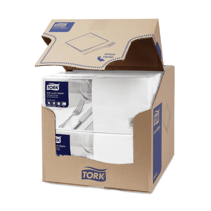 Une boîte de serviettes de table Tork 477414 Soft Lunch, blanches, Advanced, 3 couches, est partiellement ouverte et laisse apparaître quatre piles de serviettes blanches à trois couches, compostables industriellement. Le carton arbore le logo bleu et blanc de TORK – Essity Professional Hygiene Germany GmbH, ainsi que des informations sur le produit et une instruction claire « Ouvrir ici » sur le rabat supérieur.