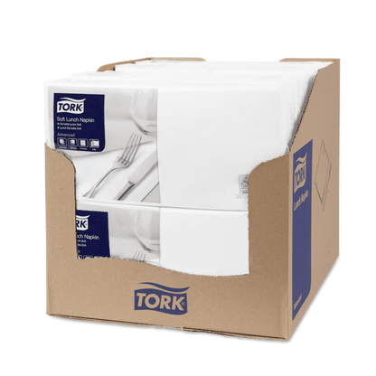 Un carton contient plusieurs paquets de serviettes de table Tork 477414 Soft, chaque paquet portant le logo TORK et les informations sur le produit. Les serviettes, à trois couches pour une meilleure conservation, sont soigneusement empilées dans la boîte partiellement ouverte.