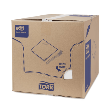 La boîte des serviettes de table Tork 477414 Soft Lunch, blanches, Advanced, 3 couches, comporte un texte et des symboles bleus, ainsi qu'une découpe « Ouvrir ici » à côté d'illustrations représentant une serviette et une fourchette. La boîte est fermée par du ruban adhésif blanc et porte clairement, sur plusieurs côtés, le logo TORK de la société Essity Professional Hygiene Germany GmbH. Elle contient des serviettes à 3 couches compostables en milieu industriel.