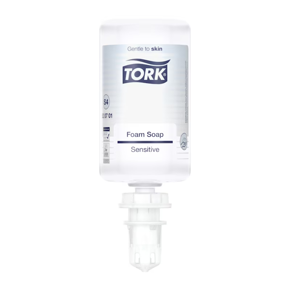 La mousse de savon pour les mains Tork 520701 Sensitive Premium S4 (1000 ml) de TORK – Essity Professional Hygiene Germany GmbH est livrée dans une bouteille transparente avec distributeur par le bas. L'étiquette porte les inscriptions « Doux pour la peau », « Mousse de savon », « Sensible » et elle est certifiée ECARF.