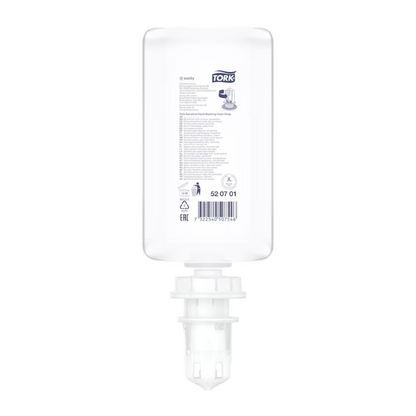Une bouteille de recharge transparente de 1000 ml en plastique Tork 520701 Sensitive Hand-Schaumseife Premium S4 avec bouchon blanc et distributeur, illustrée à l'envers. L'étiquette porte le logo TORK et indique la certification ECARF et la compatibilité cutanée.