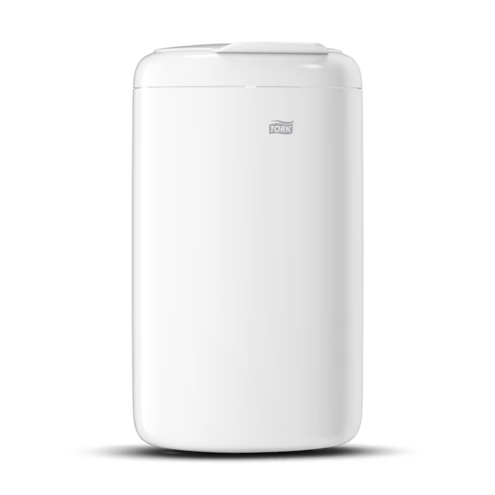Ce Tork 564000 Mini-poubelle Elevation 5 litres B3 de Essity Professional Hygiene Germany GmbH est une poubelle cylindrique blanche avec le logo Tork sur le devant. Il offre un design lisse et propre qui valorise chaque pièce avec ses propriétés hygiéniques d'élimination des déchets et semble être fabriqué en plastique durable.