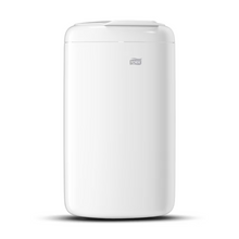 Ce Tork 564000 Mini-poubelle Elevation 5 litres B3 de Essity Professional Hygiene Germany GmbH est une poubelle cylindrique blanche avec le logo Tork sur le devant. Il offre un design lisse et propre qui valorise chaque pièce avec ses propriétés hygiéniques d'élimination des déchets et semble être fabriqué en plastique durable.