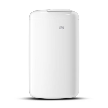 Ce Tork 564000 Mini-poubelle Elevation 5 litres B3 de Essity Professional Hygiene Germany GmbH est une poubelle cylindrique blanche avec le logo Tork sur le devant. Il offre un design lisse et propre qui valorise chaque pièce avec ses propriétés hygiéniques d'élimination des déchets et semble être fabriqué en plastique durable.