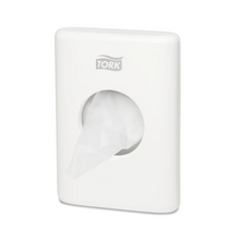 Un distributeur de sacs hygiéniques Tork 566000 Elevation B5, conçu pour être monté au mur, présente élégamment la marque « TORK - Essity Professional Hygiene Germany GmbH » en haut. Un sac est partiellement retiré de l'ouverture centrale, ce qui augmente à la fois le confort et le style dans votre espace.