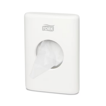 Un distributeur de sacs hygiéniques Tork 566000 Elevation B5, conçu pour être monté au mur, présente élégamment la marque « TORK - Essity Professional Hygiene Germany GmbH » en haut. Un sac est partiellement retiré de l'ouverture centrale, ce qui augmente à la fois le confort et le style dans votre espace.