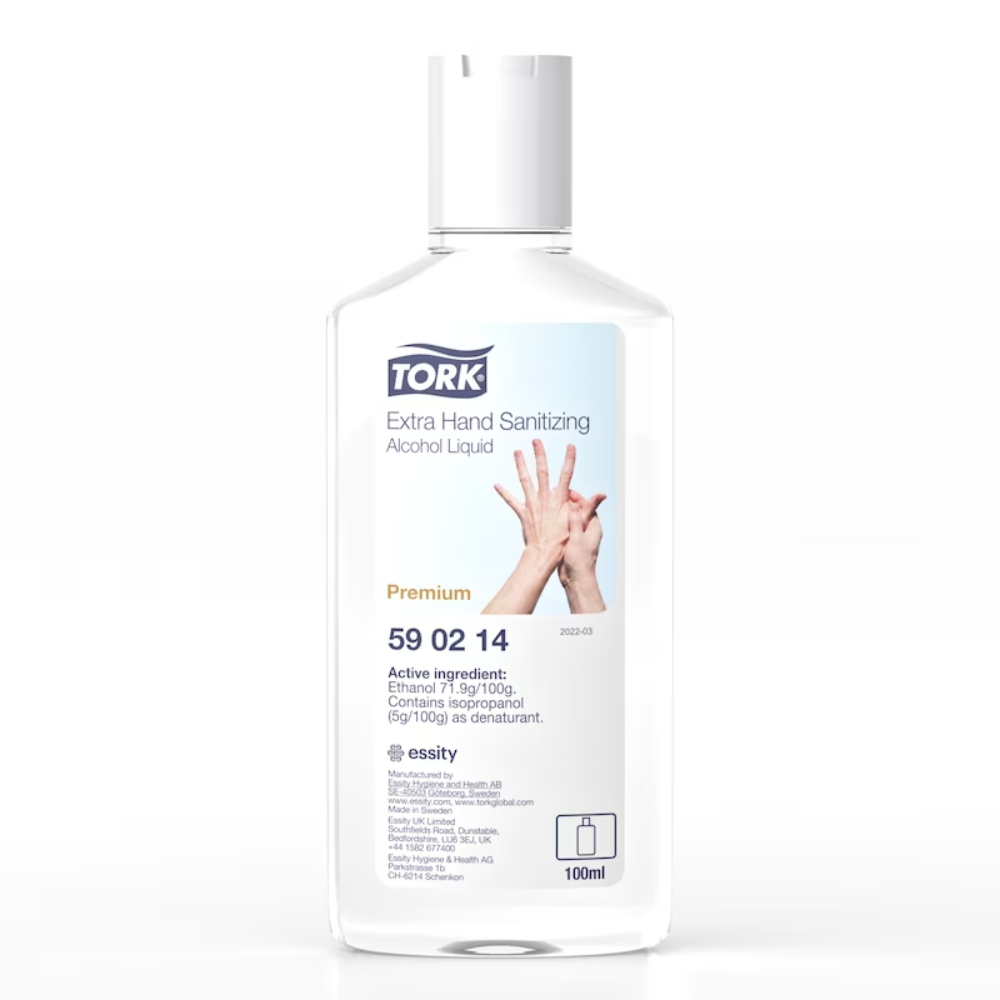Une bouteille de 100 ml de liquide désinfectant pour les mains Tork 590214 Extra a une étiquette qui met en évidence les mains et affiche clairement des ingrédients comme l'éthanol. Le logo TORK est bien visible, et un symbole de recyclage est discrètement placé au bas.