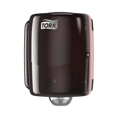 Un élégant distributeur noir Tork 653008 Maxi à déroulement intérieur Performance W2 d'Essity Professional Hygiene Germany GmbH est monté sur un fond blanc. Ce distributeur au design performant se distingue par une forme arrondie qui met en valeur le rouleau visible à l'intérieur et dispose d'une petite ouverture en bas pour une distribution facile.
