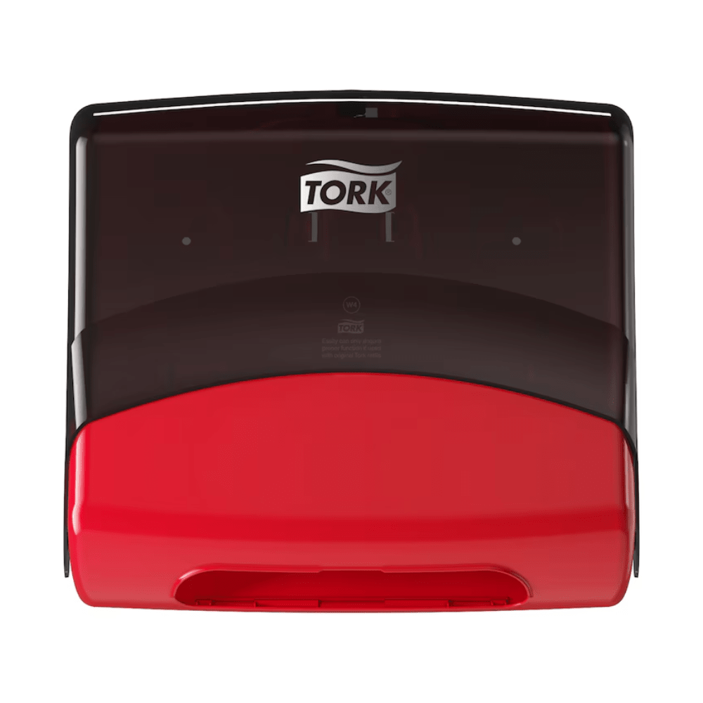 Un distributeur de serviettes en papier Tork 654008 Performance W4 est monté sur un mur blanc. La partie supérieure est noire et la partie inférieure rouge. Le logo Tork, associé à Essity Professional Hygiene Germany GmbH, apparaît en blanc sur la zone noire.
