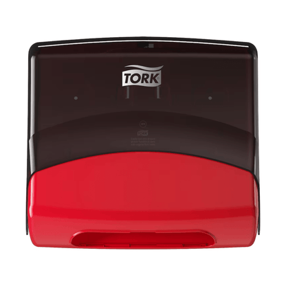 Un distributeur de serviettes en papier Tork 654008 Performance W4 est monté sur un mur blanc. La partie supérieure est noire et la partie inférieure rouge. Le logo Tork, associé à Essity Professional Hygiene Germany GmbH, apparaît en blanc sur la zone noire.