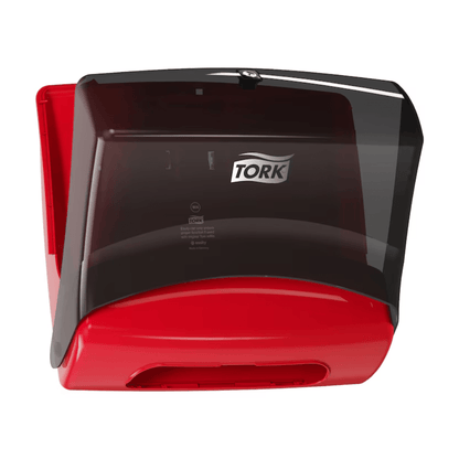 Un distributeur de serviettes en papier Tork 654008 Performance W4 de Essity Professional Hygiene Germany GmbH est monté sur le mur dans les couleurs rouge et noir. Son couvercle noir transparent offre une bonne vue sur le rouleau d'essuie-tout à l'intérieur, ce qui le rend idéal pour le nettoyage professionnel.