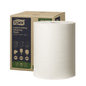 Un grand rouleau de Tork 90537 Chiffons de nettoyage durables Premium W1 W2 W3 est placé à l'avant de la boîte d'emballage. Il présente des illustrations et des textes soulignant la capacité d'absorption du chiffon et sa compatibilité avec différents distributeurs.