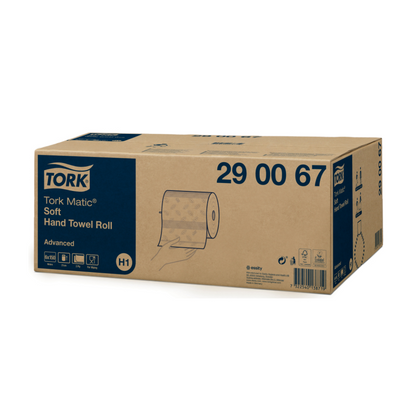 Un carton de serviette en rouleau douce Tork Matic® 290067 Advanced H1 2 plis est exposé. Le carton est muni d'une étiquette bleu-blanc avec des détails du produit et une image d'un rouleau de serviette en papier. Le code produit « 290067 » est bien visible et indique les fonctionnalités avancées de séchage des mains offertes par TORK – Essity Professional Hygiene Germany GmbH.