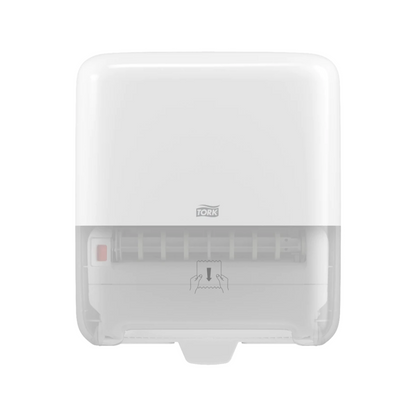 Un distributeur Tork Matic® 551000 pour essuie-mains en rouleau Elevation H1, monté au mur et de couleur blanche, avec une partie inférieure transparente pour une indication facile du niveau de remplissage. Sur le devant se trouve le logo de TORK – Essity Professional Hygiene Germany GmbH ainsi qu'un diagramme montrant comment retirer les essuie-mains en rouleau.