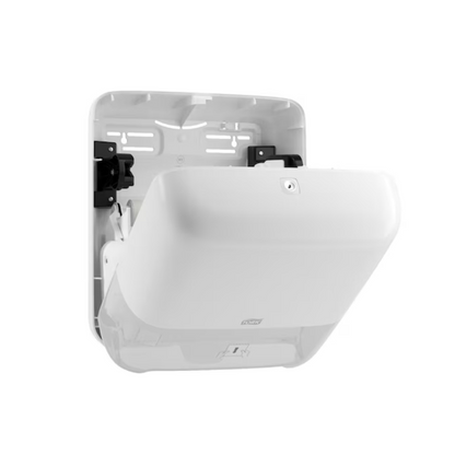 Le distributeur Tork Matic® 551000 pour essuie-mains en rouleau Elevation H1 de TORK – Essity Professional Hygiene Germany GmbH est un distributeur mural élégant et moderne de couleur blanche avec une face avant ouverte qui montre le mécanisme interne pour la distribution de feuilles individuelles. Il dispose de surfaces lisses, de bords arrondis et d'une indication du niveau de remplissage.