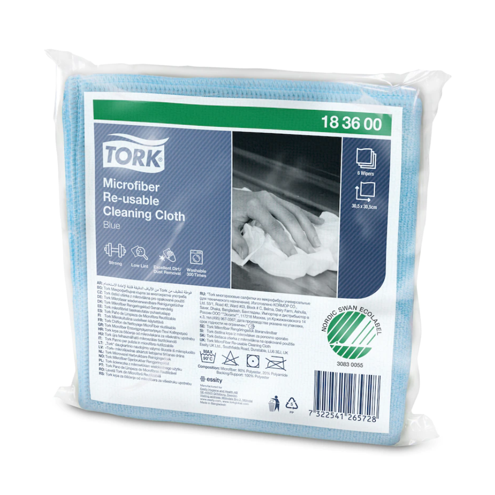 Sur l'emballage des chiffons de nettoyage en microfibre bleus de Tork, une image du produit pour le nettoyage des mains est affichée. Il contient du texte multilingue et montre clairement le label écologique Nordic Swan, mettant en valeur les propriétés écologiques et réutilisables du chiffon.