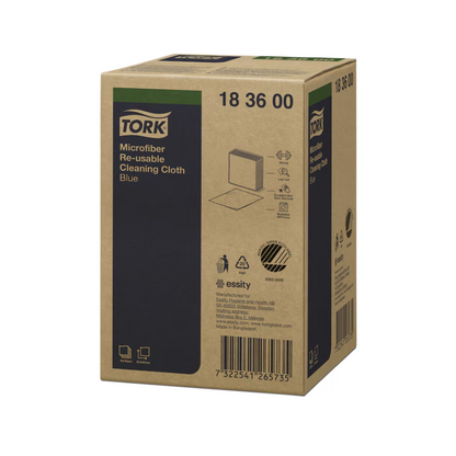 Un carton de chiffons de nettoyage réutilisables en microfibre de Tork en bleu. Sur le carton, on trouve des informations sur le produit, y compris le code 18 36 00 et les logos de la marque TORK – Essity Professional Hygiene Germany GmbH. De plus, un code-barres et des symboles indiquent que les chiffons sont en microfibre et réutilisables.
