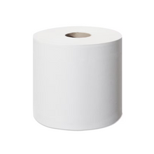 Un rouleau unique non emballé de Tork SmartOne® 472193 Mini Papier Toilette Advanced T9 2-plis avec un noyau en carton sur un fond blanc simple illustre l'engagement de TORK – Essity Professional Hygiene Germany GmbH pour l'efficacité. Ce design contribue à la réduction de la consommation de papier toilette et permet une distribution hygiénique feuille à feuille.