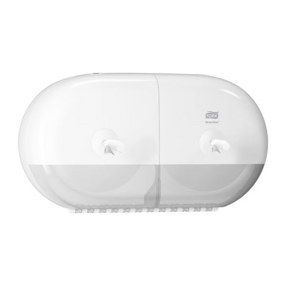 Le distributeur double rouleaux Tork SmartOne® 682000 Mini pour papier toilette T9 d'Essity Professional Hygiene Germany GmbH est un distributeur double rouleaux mural blanc avec une partie inférieure transparente. Le logo est situé en haut à droite et permet de voir les deux rouleaux de papier à travers le volet transparent. Ce design garantit une utilisation efficace et aide à garder votre salle de bain rangée et fonctionnelle.