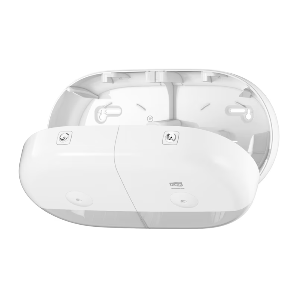 Le distributeur de papier toilette Tork SmartOne® 682000 Mini pour papier T9, fabriqué par TORK – Essity Professional Hygiene Germany GmbH, se présente en blanc immaculé. Ce distributeur mural se distingue par une esthétique élégante et moderne et est ouvertement présenté pour mettre en valeur ses composants internes. À côté se trouve le système élégant et efficace Tork SmartOne avec deux compartiments principaux, conçus pour un montage et une fixation faciles avec des vis visibles.