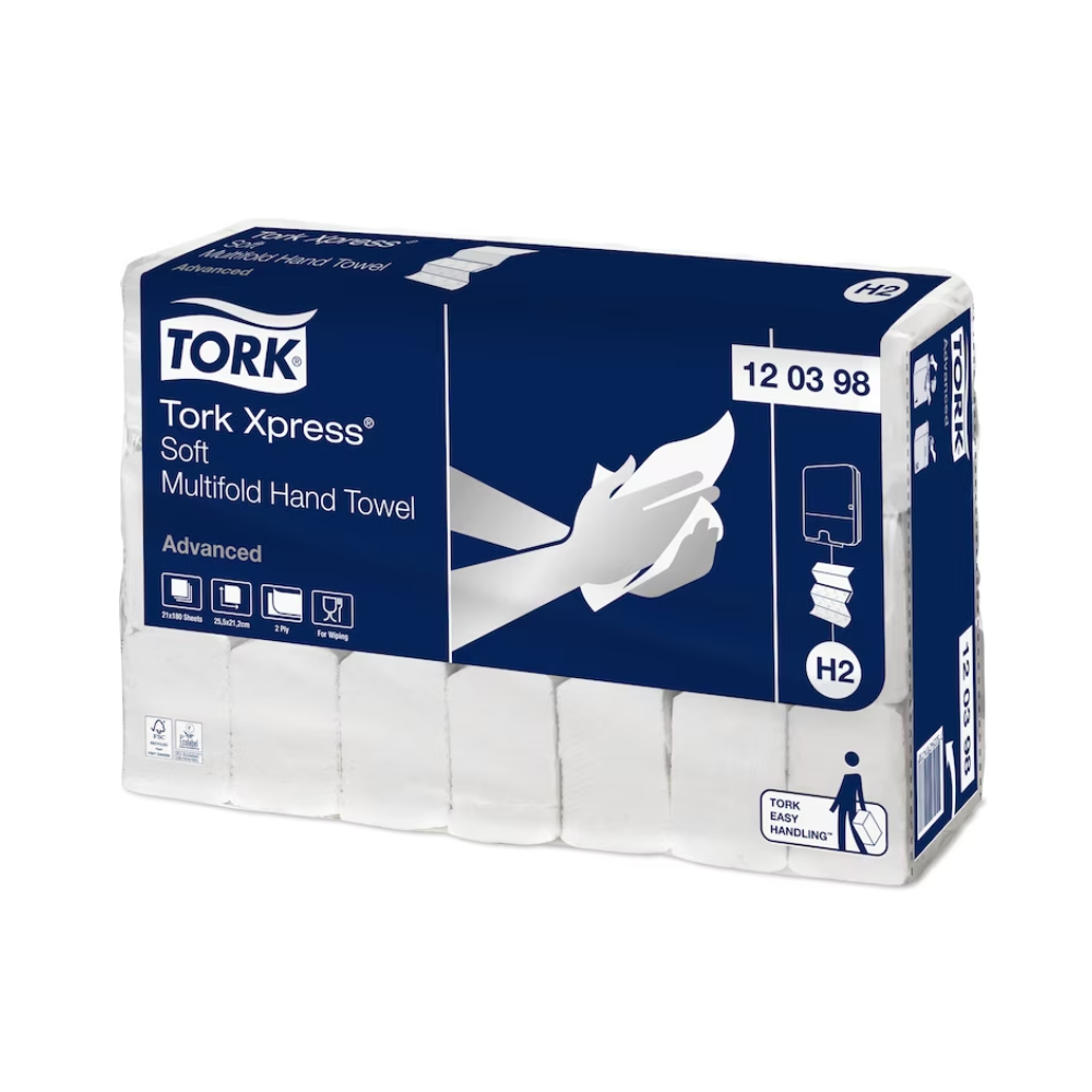 Un paquet de serviettes pliées douces Tork Xpress® 120398 Advanced H2 à 2 plis, avec un design de mains sur les serviettes et des éléments bleus et blancs, fabriquées à partir de fibres recyclées et contenant 21 paquets par carton.