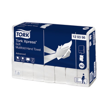 Un paquet de serviettes pliées douces Tork Xpress® 120398 Advanced H2 à 2 plis, avec un design de mains sur les serviettes et des éléments bleus et blancs, fabriquées à partir de fibres recyclées et contenant 21 paquets par carton.