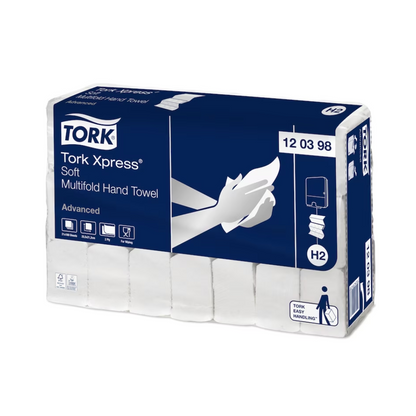 Un paquet de serviettes pliées douces Tork Xpress® 120398 Advanced H2 à 2 plis, avec un design de mains sur les serviettes et des éléments bleus et blancs, fabriquées à partir de fibres recyclées et contenant 21 paquets par carton.