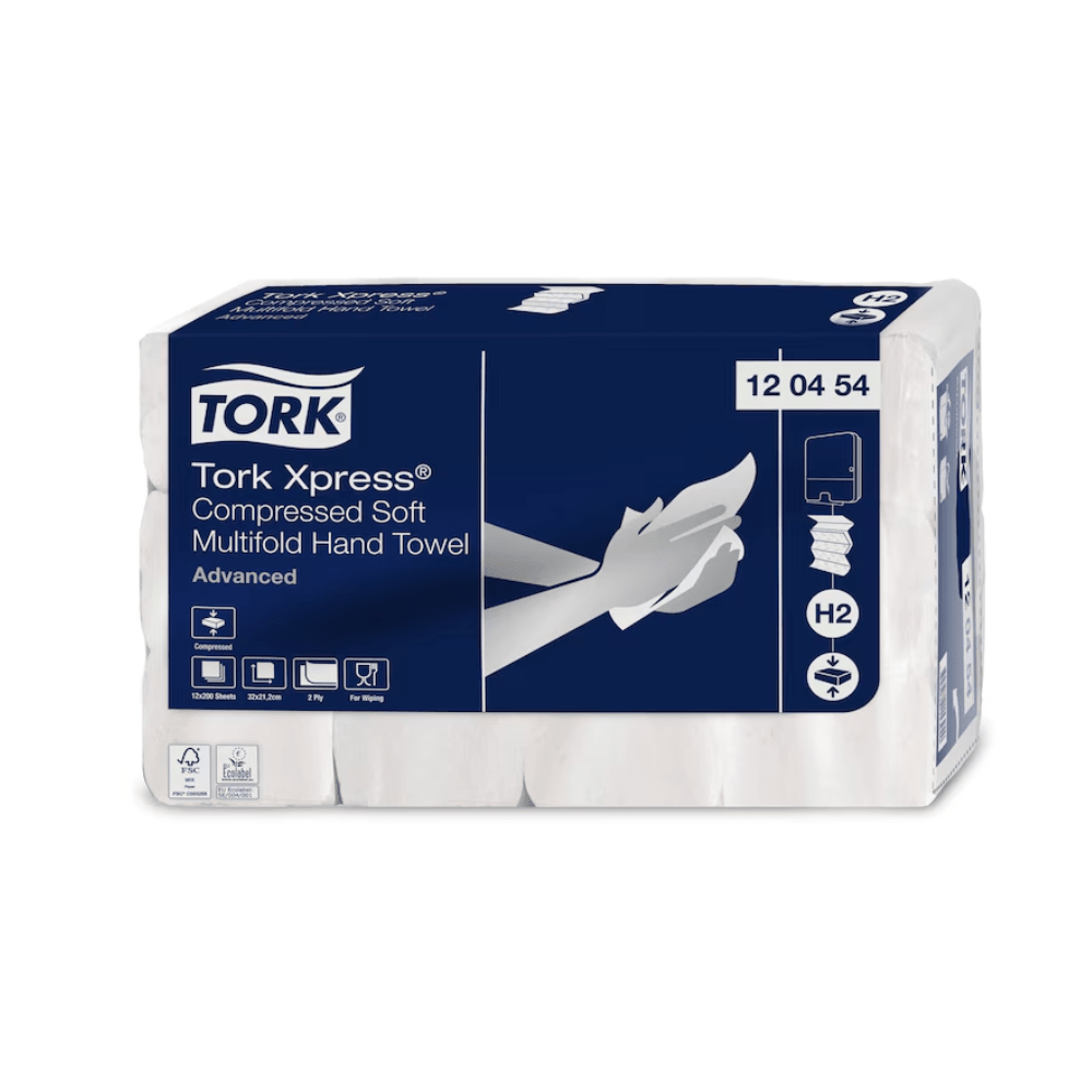 Paquet de serviettes multifold compressées douces Tork Xpress® 120454. L'emballage est conçu en bleu et blanc et montre des images démontrant l'utilisation des serviettes, soulignant ainsi la durabilité. Le code produit 12 04 54 est clairement visible. Marque : TORK - Essity Professional Hygiene Germany GmbH.
